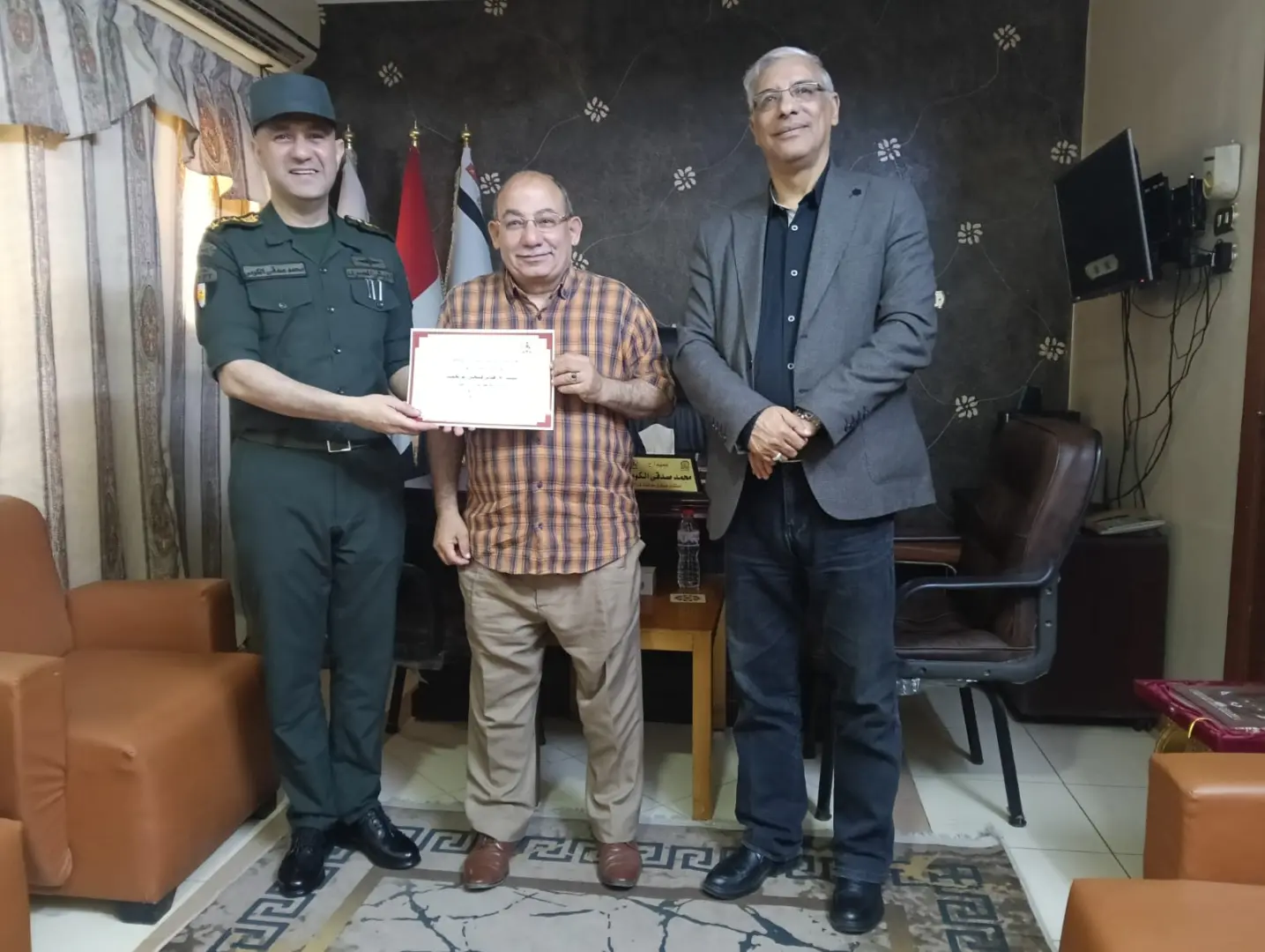 المستشار العسكري لقنا يكرم قيادات التعليم ومديري المدارس العسكرية تقديرًا لجهودهم - 1000578154