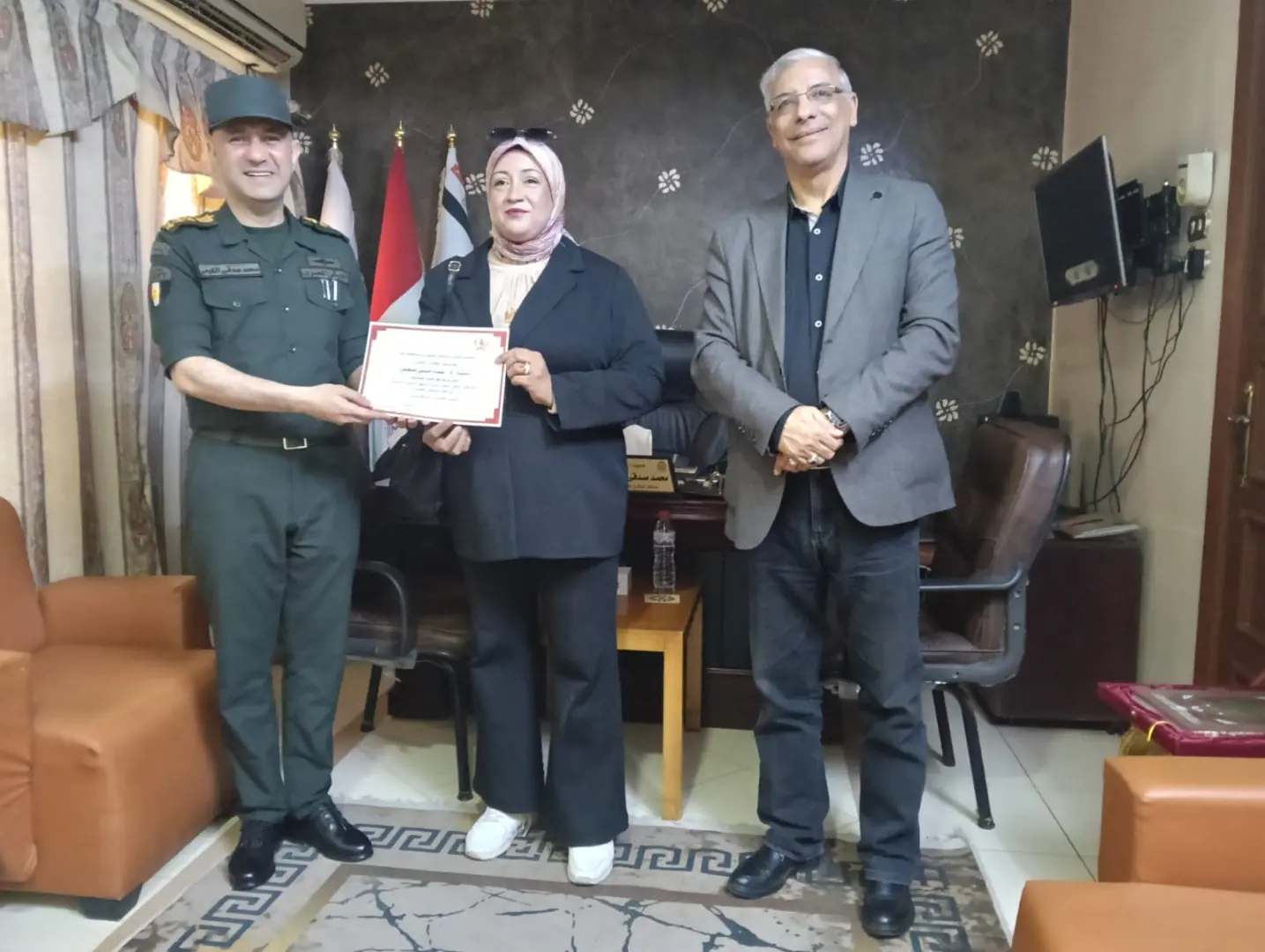 المستشار العسكري لقنا يكرم قيادات التعليم ومديري المدارس العسكرية تقديرًا لجهودهم - 1000578157 1