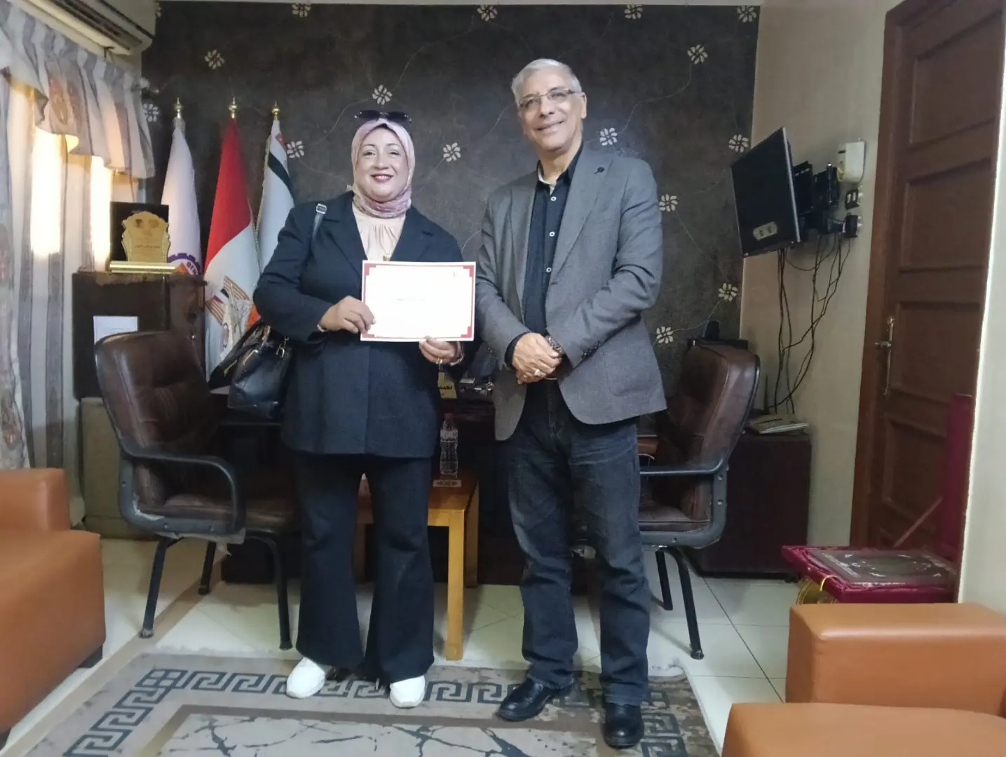 المستشار العسكري لقنا يكرم قيادات التعليم ومديري المدارس العسكرية تقديرًا لجهودهم - 1000578163
