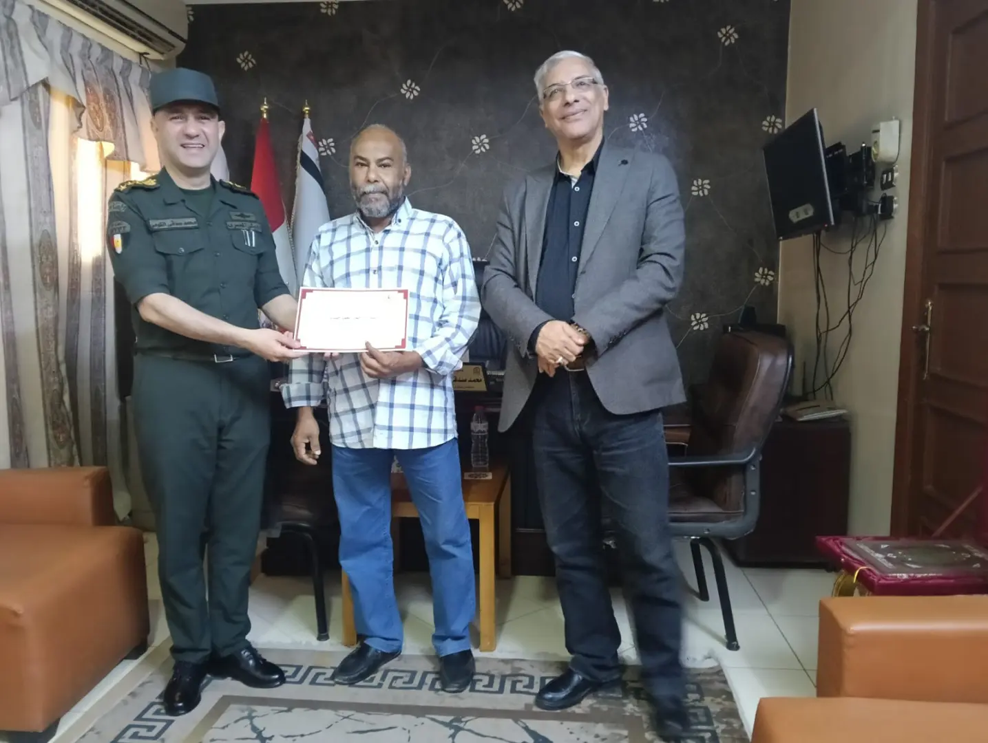 المستشار العسكري لقنا يكرم قيادات التعليم ومديري المدارس العسكرية تقديرًا لجهودهم - 1000578166