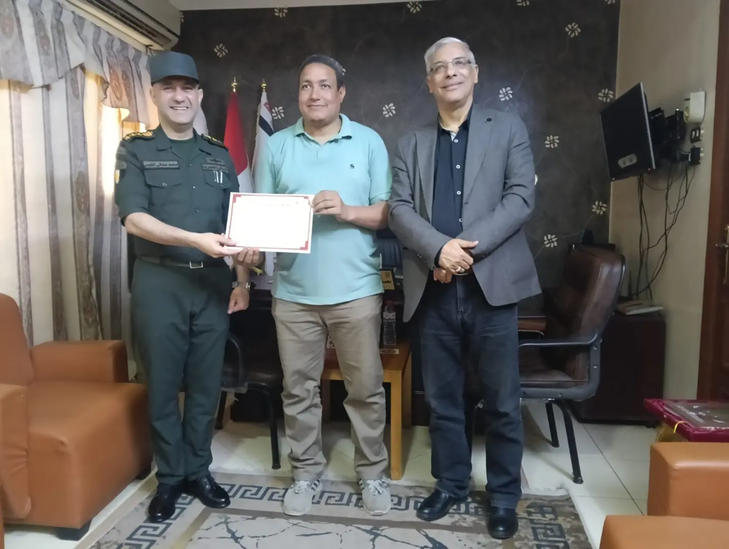 المستشار العسكري لقنا يكرم قيادات التعليم ومديري المدارس العسكرية تقديرًا لجهودهم - 1000578169