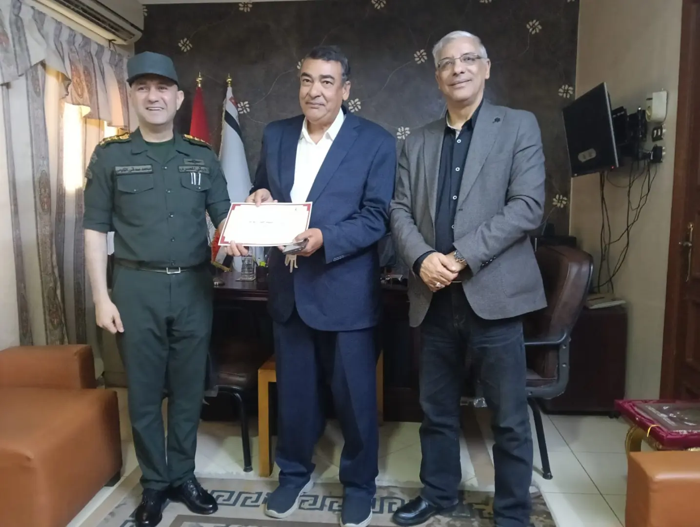 المستشار العسكري لقنا يكرم قيادات التعليم ومديري المدارس العسكرية تقديرًا لجهودهم - 1000578178