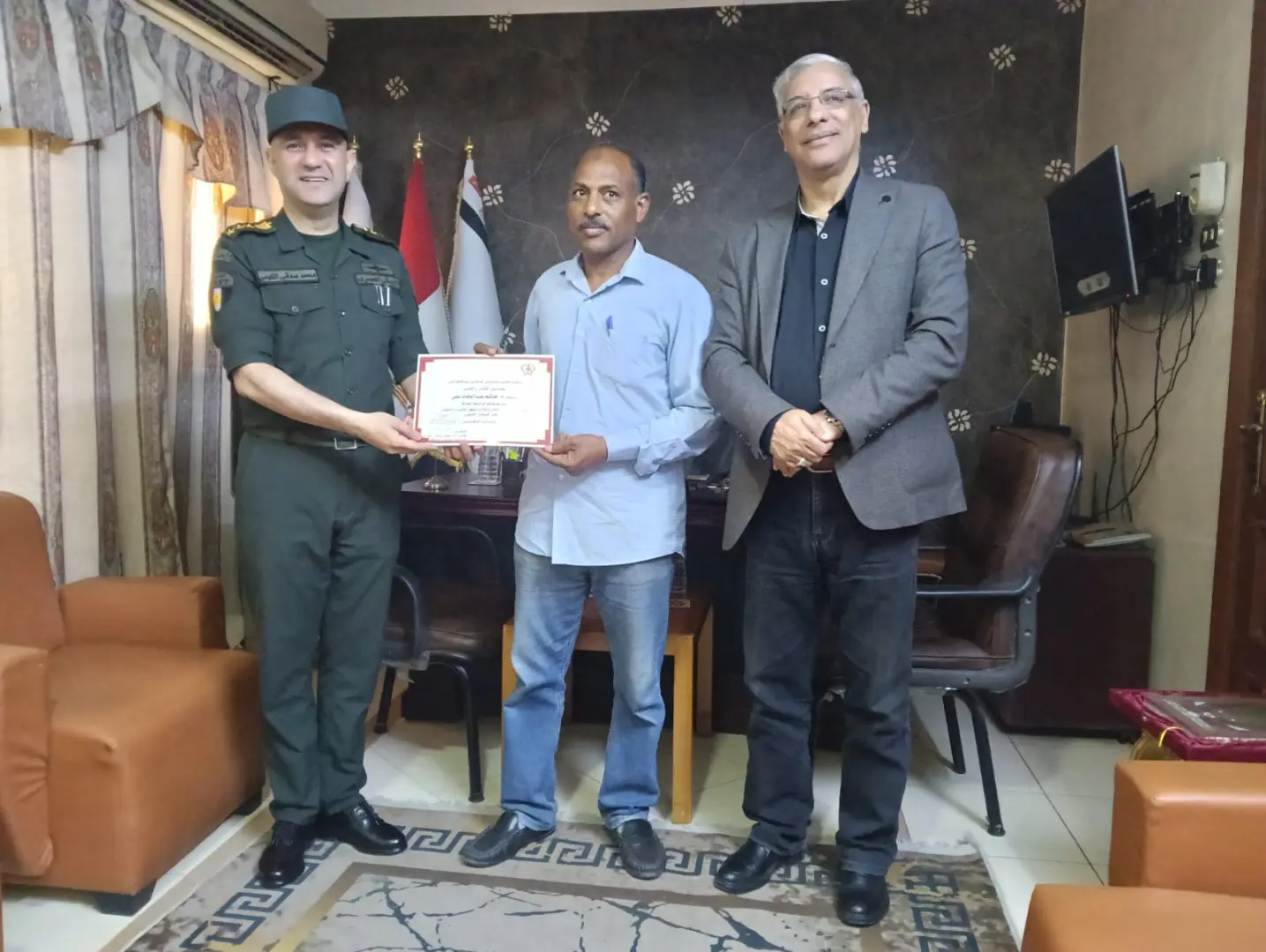المستشار العسكري لقنا يكرم قيادات التعليم ومديري المدارس العسكرية تقديرًا لجهودهم - 1000578184 1