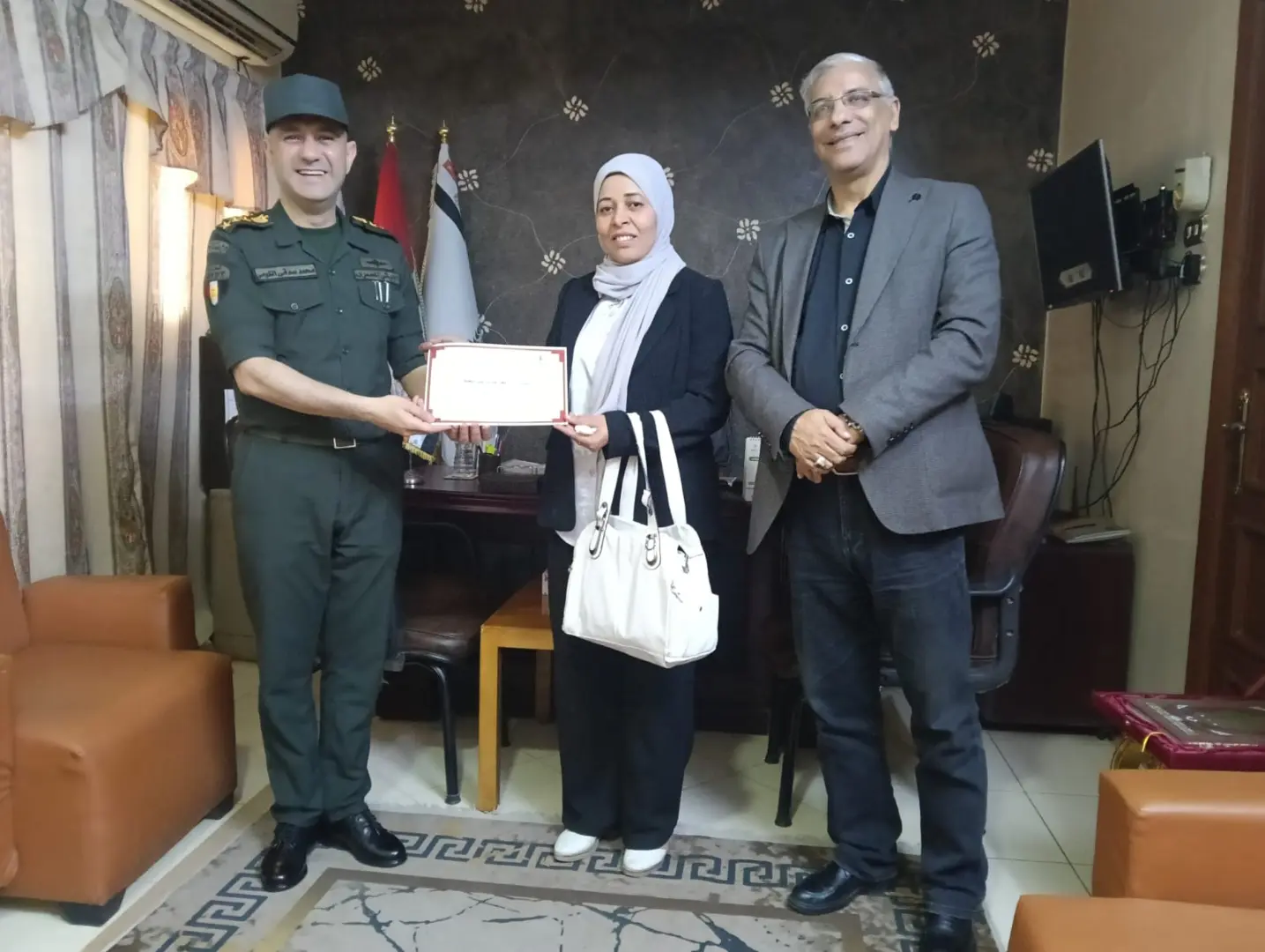 المستشار العسكري لقنا يكرم قيادات التعليم ومديري المدارس العسكرية تقديرًا لجهودهم - 1000578187 1