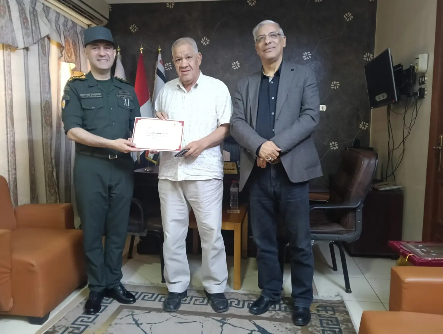 المستشار العسكري لقنا يكرم قيادات التعليم ومديري المدارس العسكرية تقديرًا لجهودهم - 1000578190