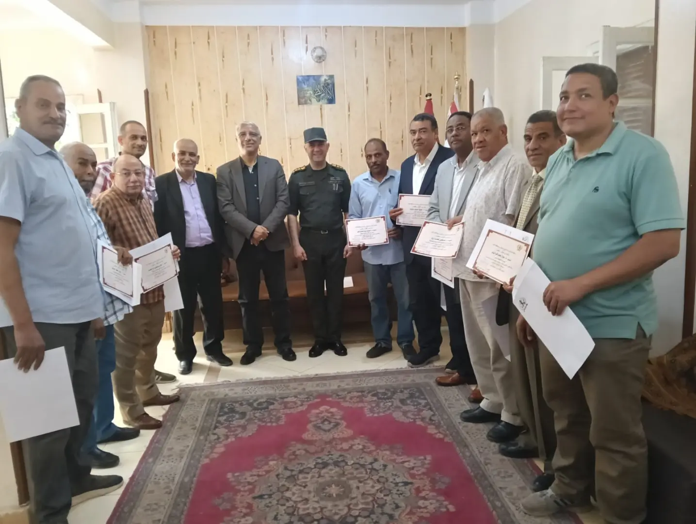 المستشار العسكري لقنا يكرم قيادات التعليم ومديري المدارس العسكرية تقديرًا لجهودهم