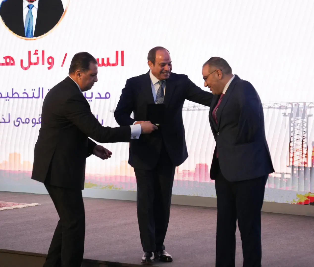 الرئيس السيسي يشارك في احتفالية عيد العمال ويوجه بحزمة قرارات لدعم العمالة - 1000578401