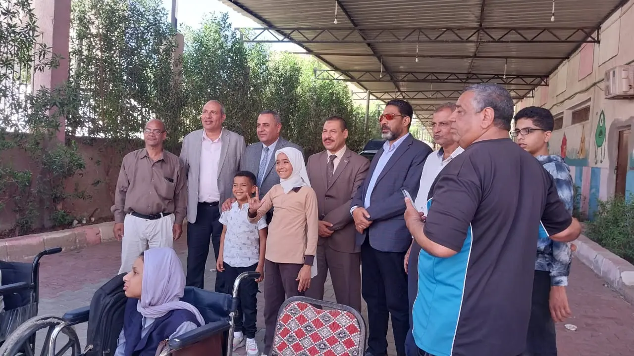 عروض السيرك ترسم البهجة على وجوه الأيتام وذوي الاحتياجات الخاصة في يوم ترفيهي بمركز شباب مدينة قنا - 1000578557