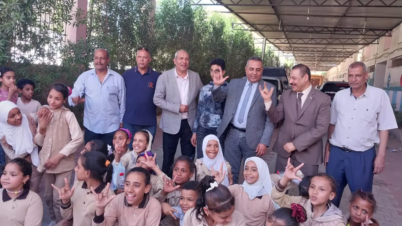 عروض السيرك ترسم البهجة على وجوه الأيتام وذوي الاحتياجات الخاصة في يوم ترفيهي بمركز شباب مدينة قنا - 1000578559