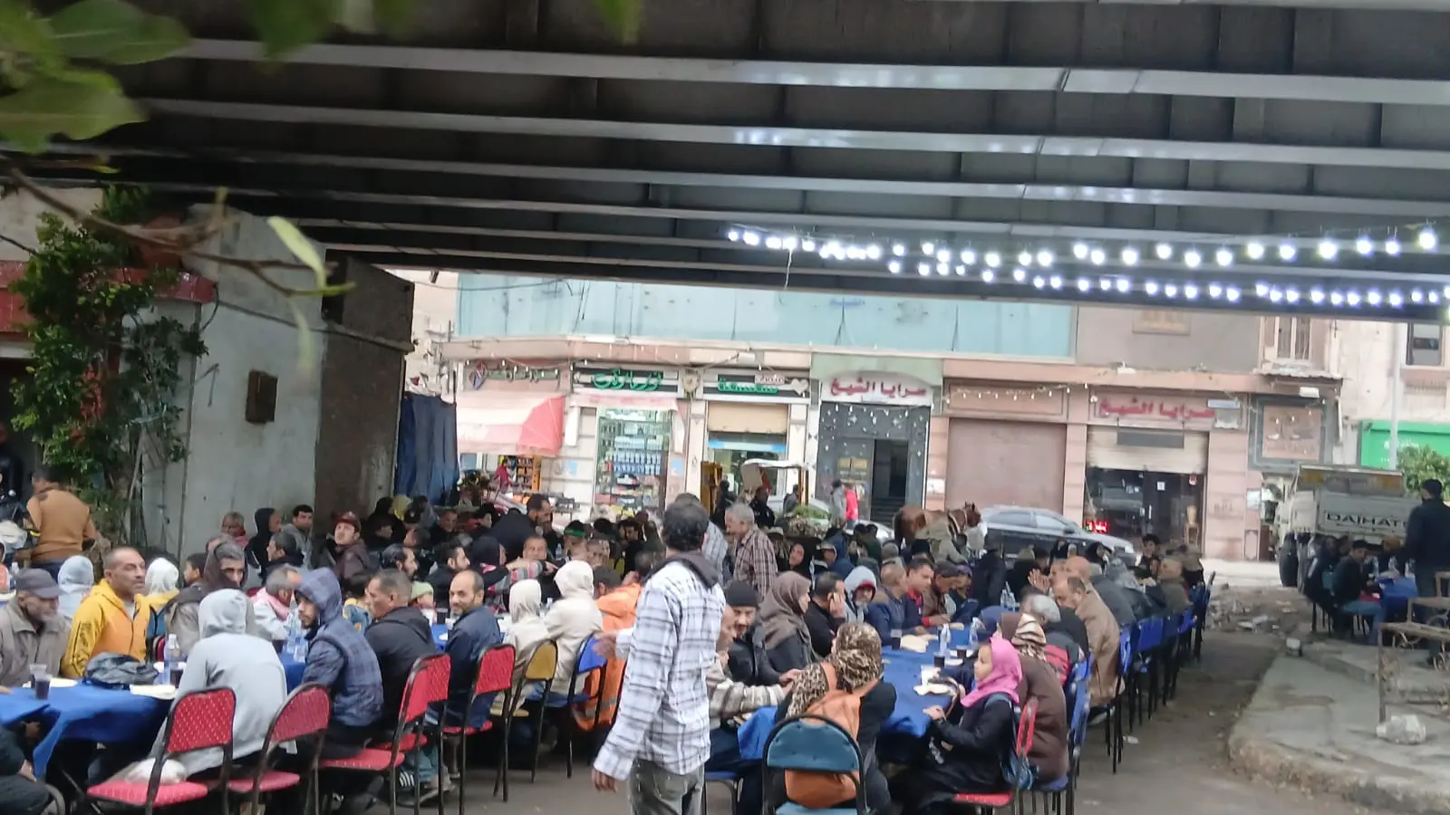 إفطار أحمد شيبة السنوي.. مائدة "القباري" بالإسكندرية تجمع الأهالي في غياب الفنان - 1000578680