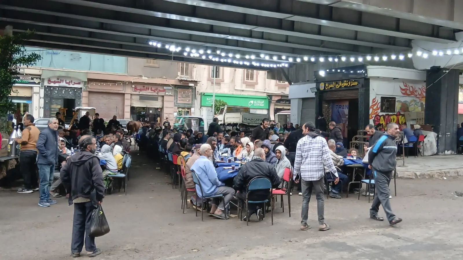 إفطار أحمد شيبة السنوي.. مائدة "القباري" بالإسكندرية تجمع الأهالي في غياب الفنان - 1000578683