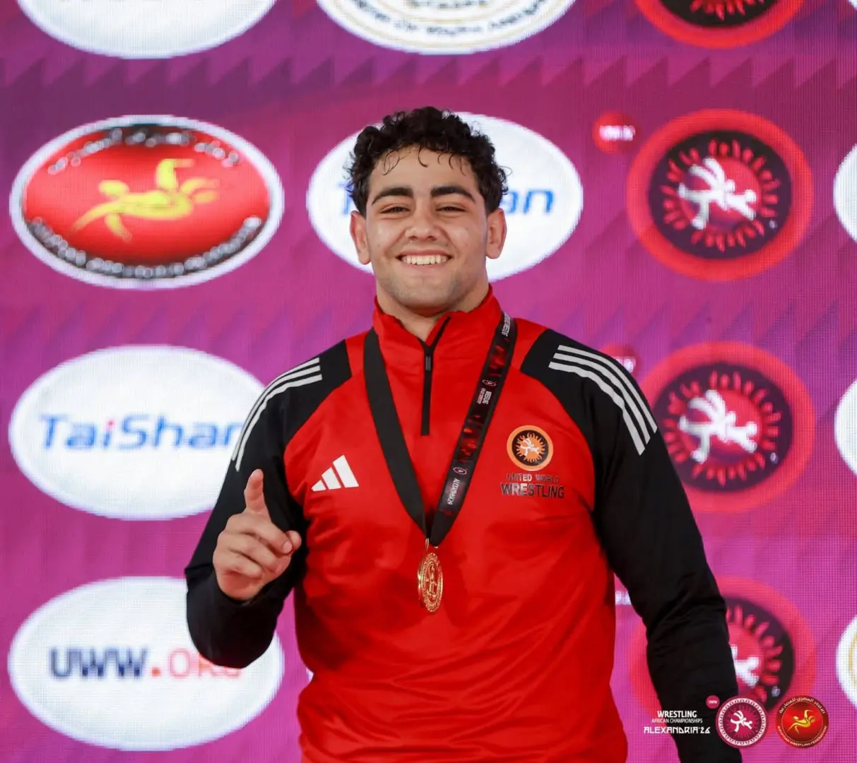 إنجاز رياضي جديد لأبناء البحيرة.. أنس علي السيد يتوج بذهبية أفريقيا للمصارعة الحرة تحت 20 عامًا - 1000580597