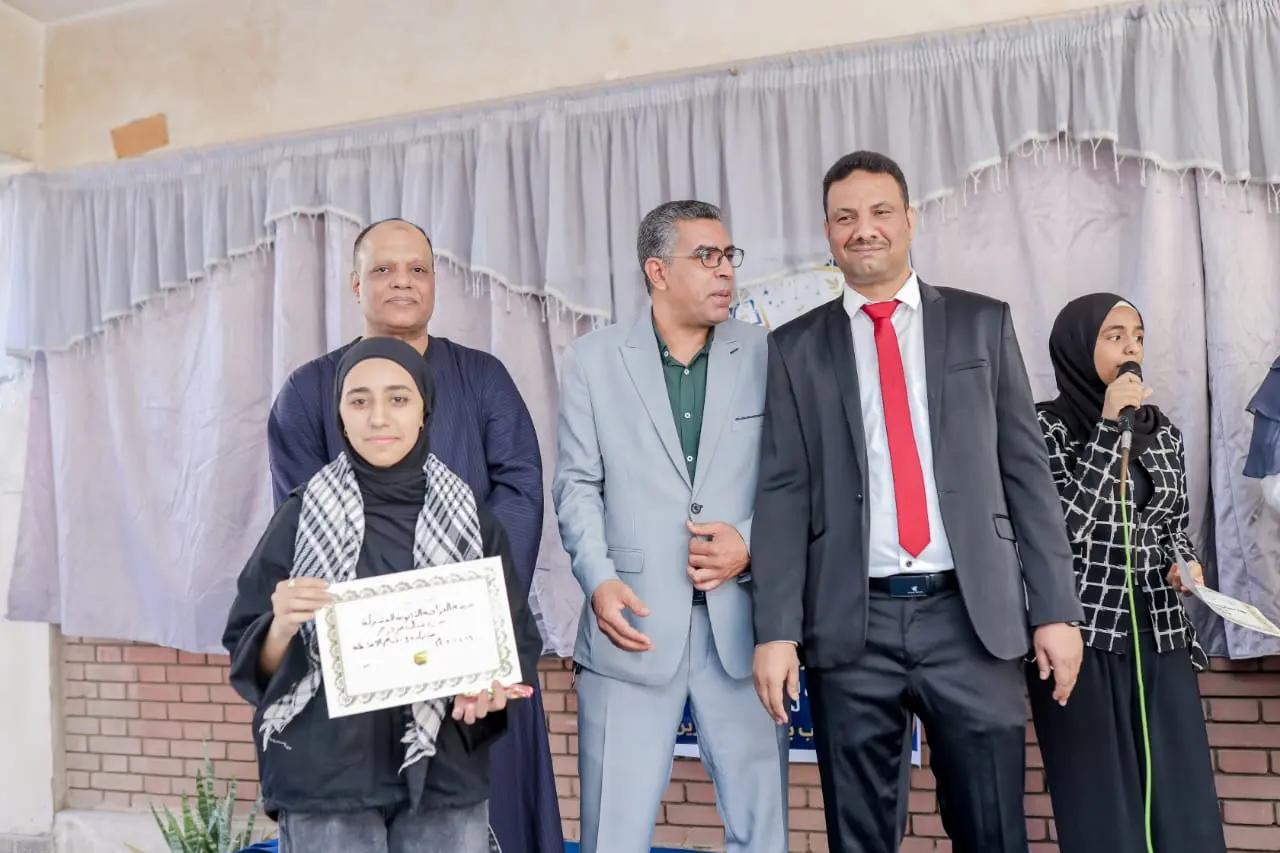 الحراجية الثانوية بقوص تحتفل بتخرج دفعة 2025/2026 وختام العام الدراسي - 1000580635