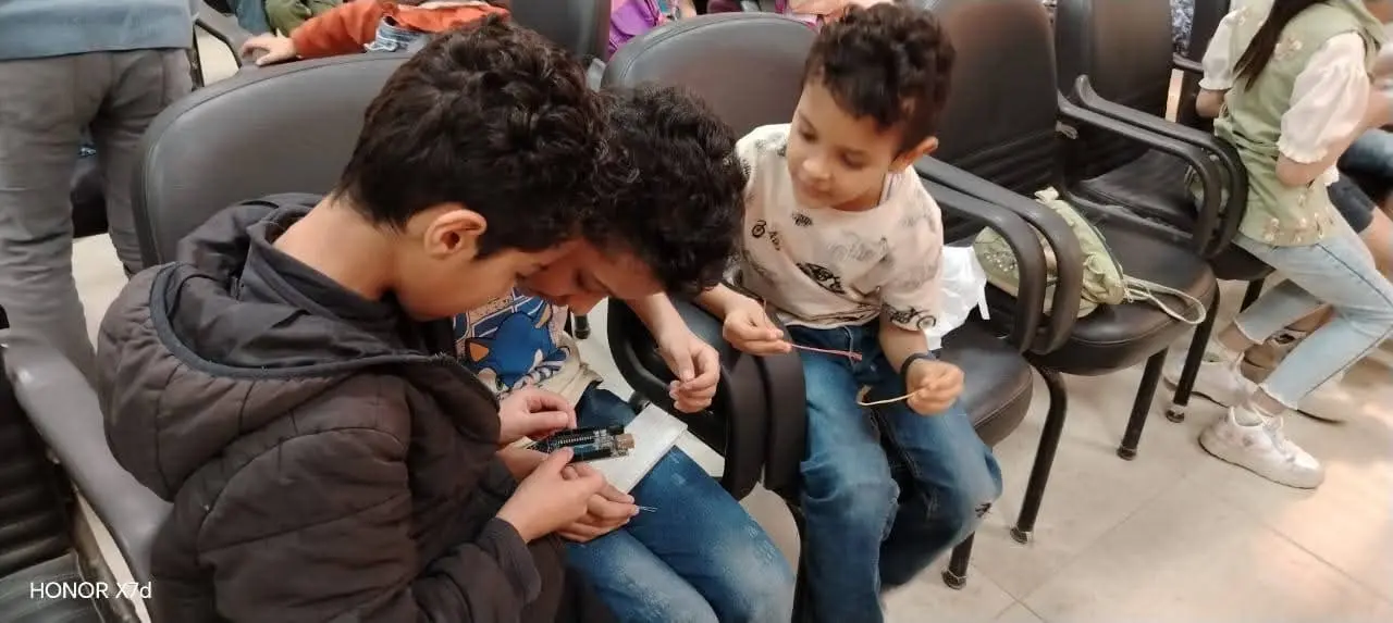 أكثر من 80 طفلًا يشاركون في تجربة تعليمية متقدمة لعلوم الروبوتات بكفر الدوار - 1000582813