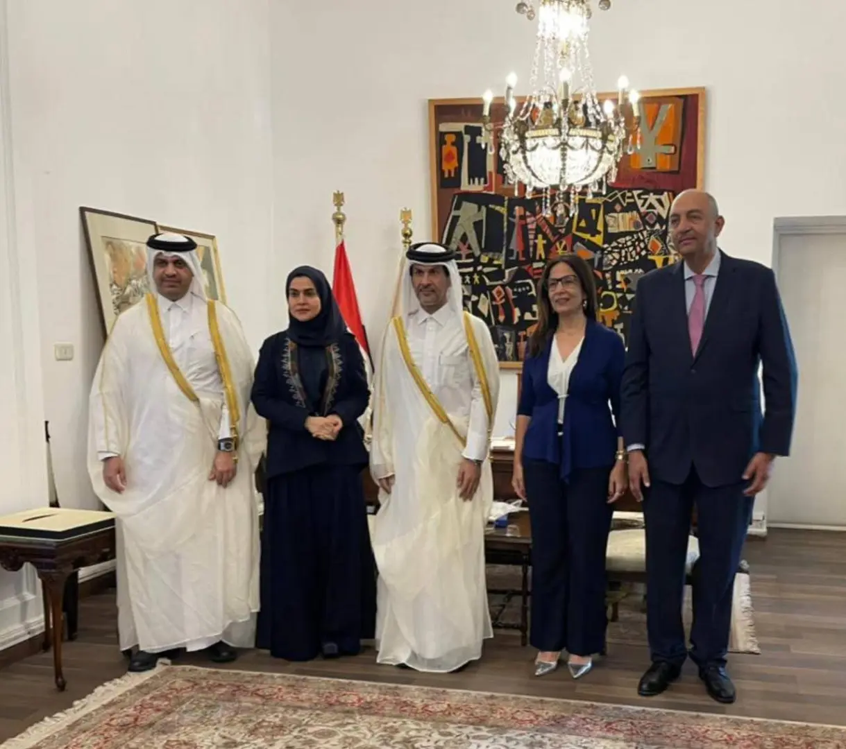 وزيرة الثقافة تبحث مع سفير قطر بالقاهرة سبل تعزيز التعاون الثقافي بين البلدين - 1000584926