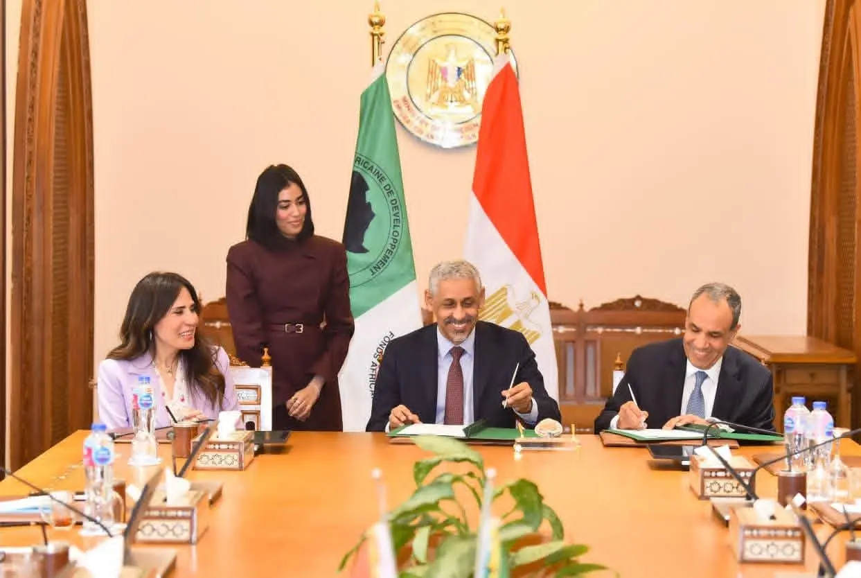 اتفاقيتان بين الخارجية وبنك التنمية الأفريقي لتنفيذ 5 محطات تحلية مياه بالطاقة المتجددة في 4 محافظات - 1000585053