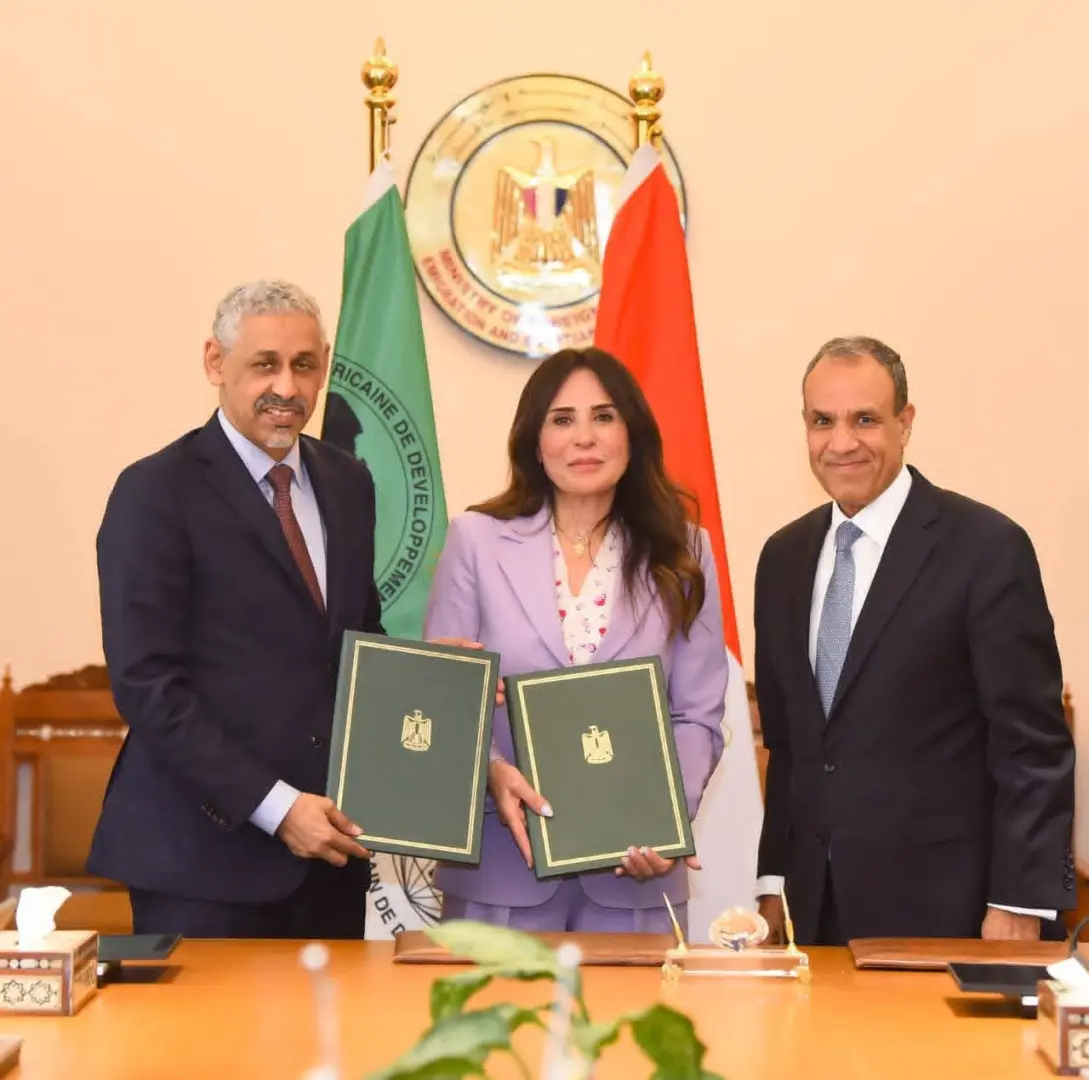 اتفاقيتان بين الخارجية وبنك التنمية الأفريقي لتنفيذ 5 محطات تحلية مياه بالطاقة المتجددة في 4 محافظات