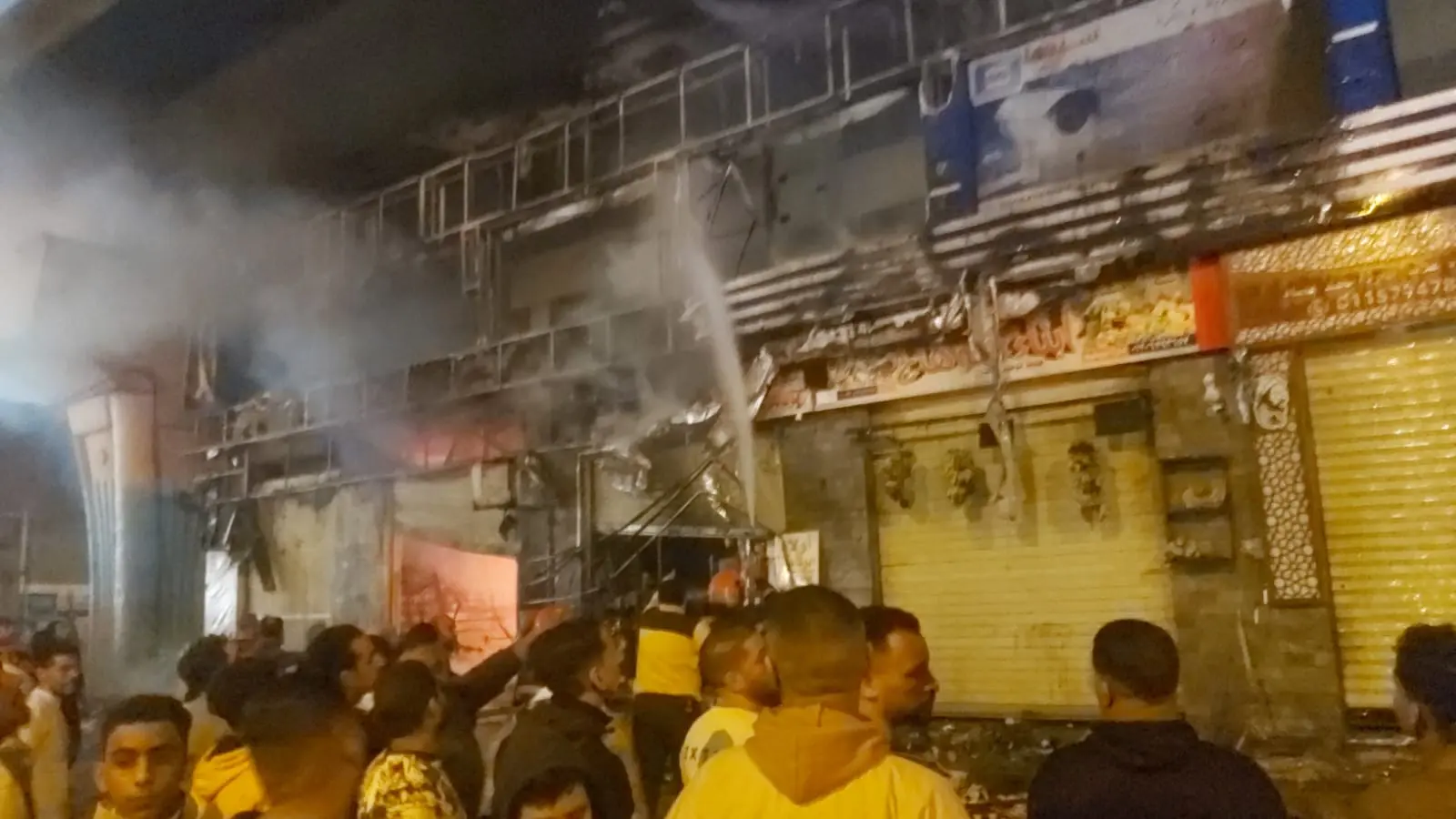 السيطرة على حريق بعدد من المحال التجارية بمنطقة الكيلو 21 بحي العجمي دون إصابات - 1000586436