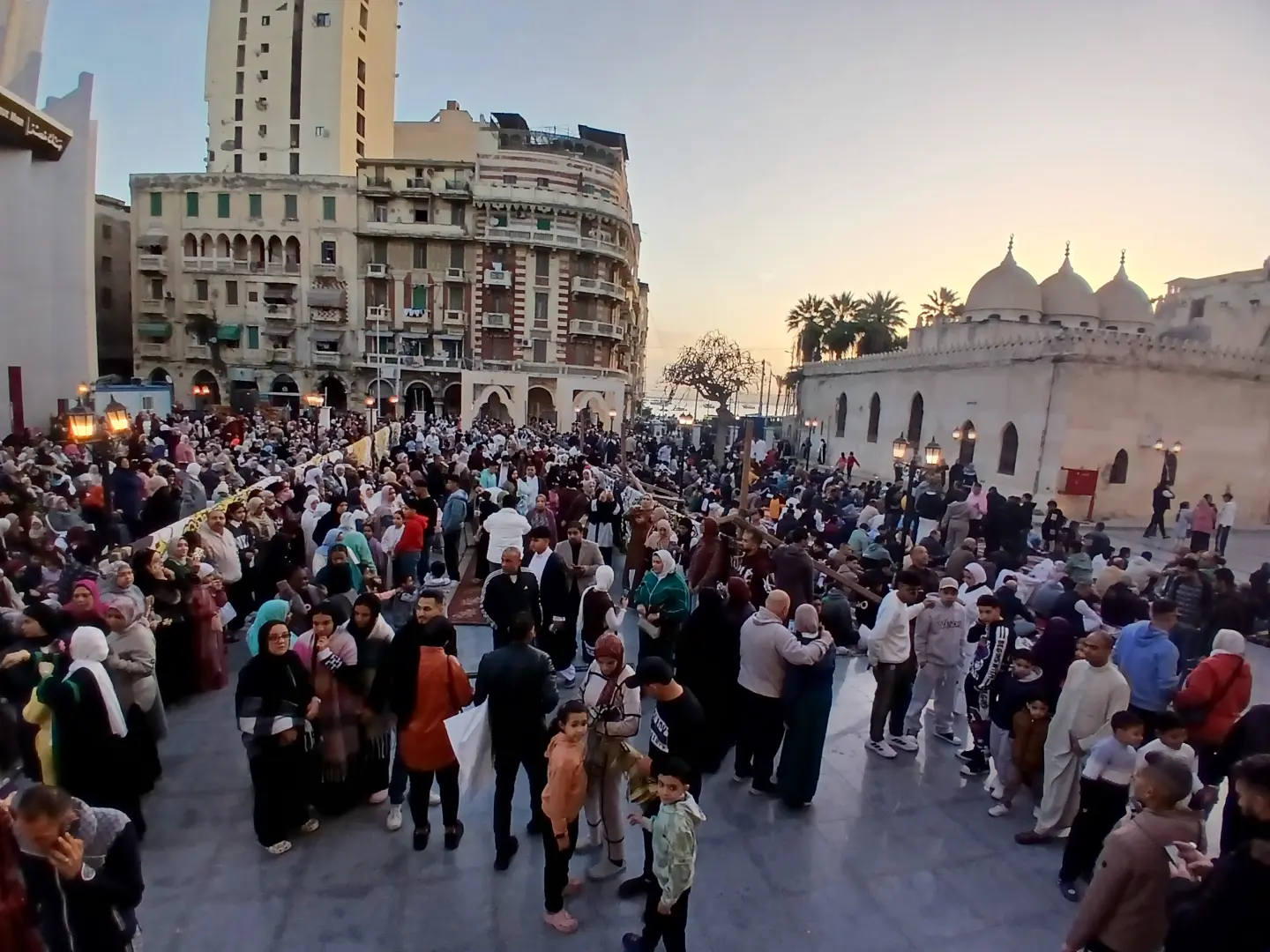 بالصور.. أجواء من البهجة والسرور عقب صلاة عيد الفطر المبارك بالإسكندرية - 1000586533
