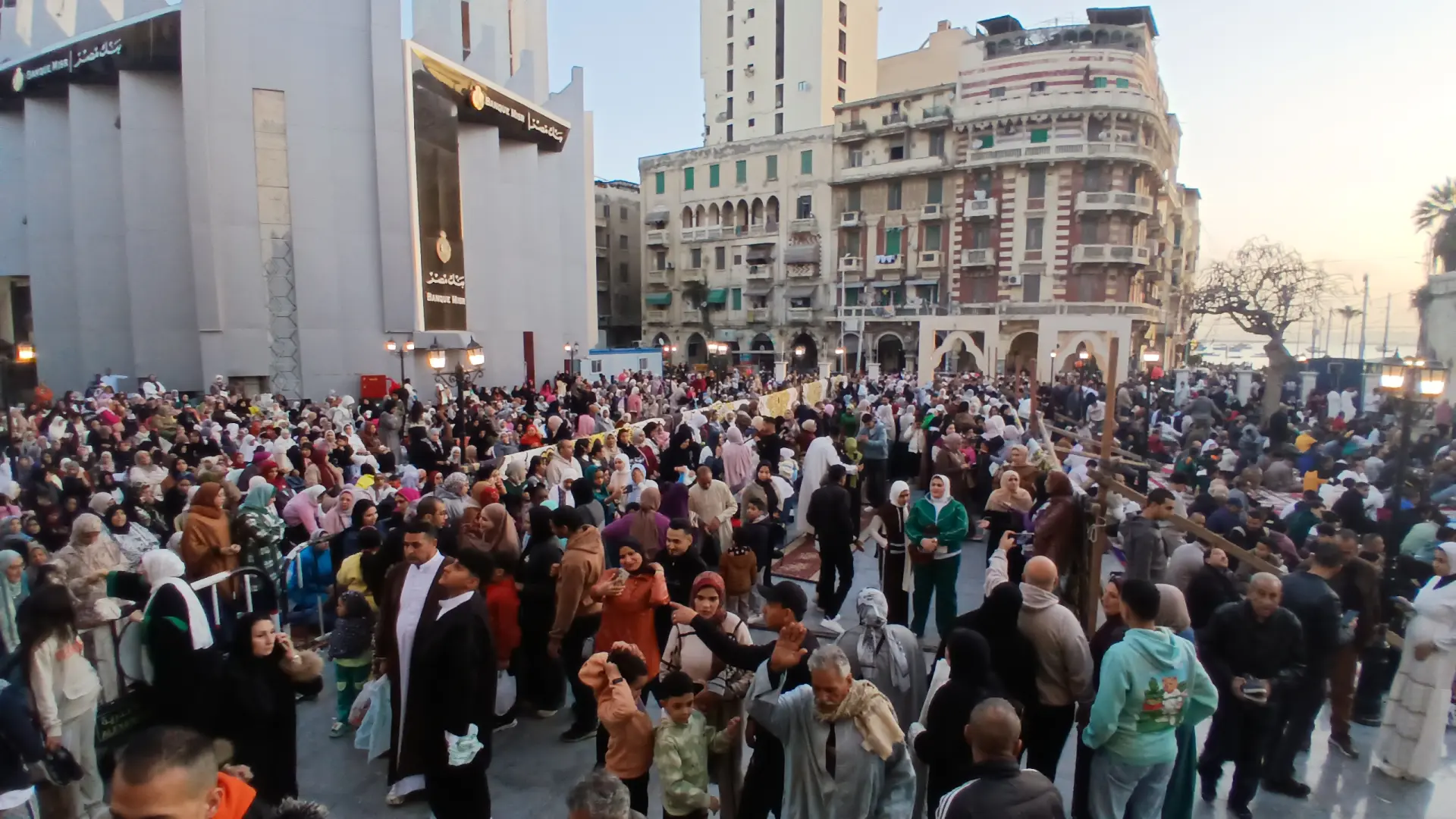 بالصور.. أجواء من البهجة والسرور عقب صلاة عيد الفطر المبارك بالإسكندرية - 1000586538