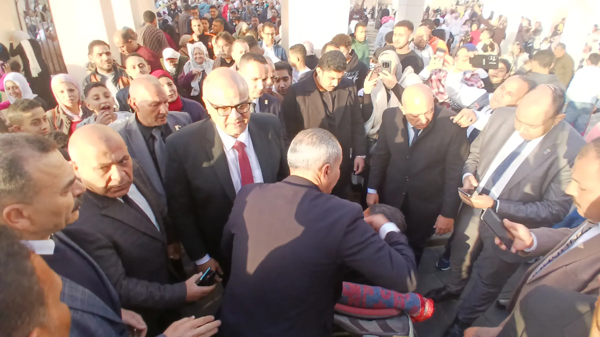 بعد أداء صلاة عيد الفطر.. محافظ الإسكندرية يستمع لشكاوي المواطنين ويلتقط السيلفي معهم - 1000586591
