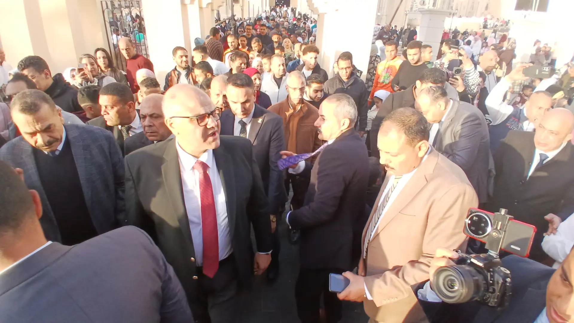 محافظ الإسكندرية يؤدي صلاة عيد الفطر المبارك بمسجد المرسي أبي العباس - 1000586593