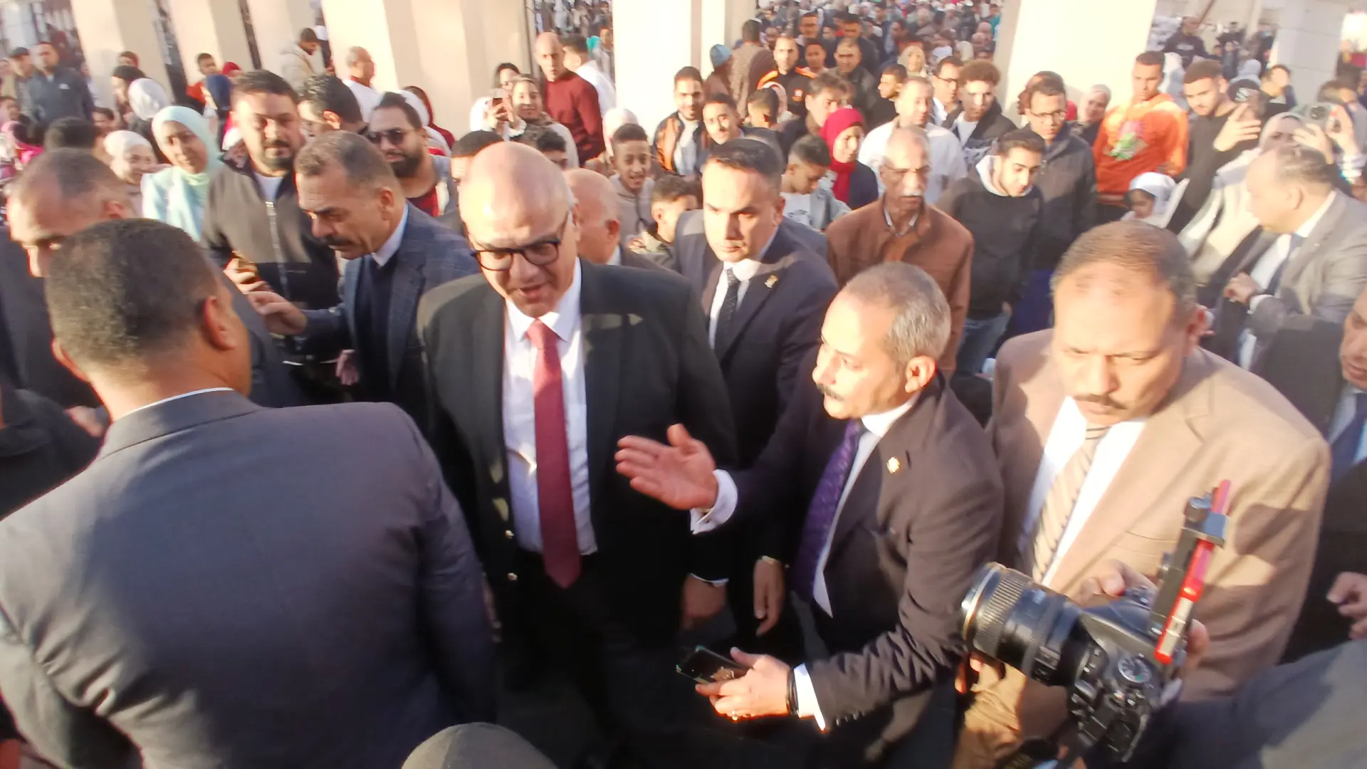محافظ الإسكندرية يؤدي صلاة عيد الفطر المبارك بمسجد المرسي أبي العباس - 1000586594