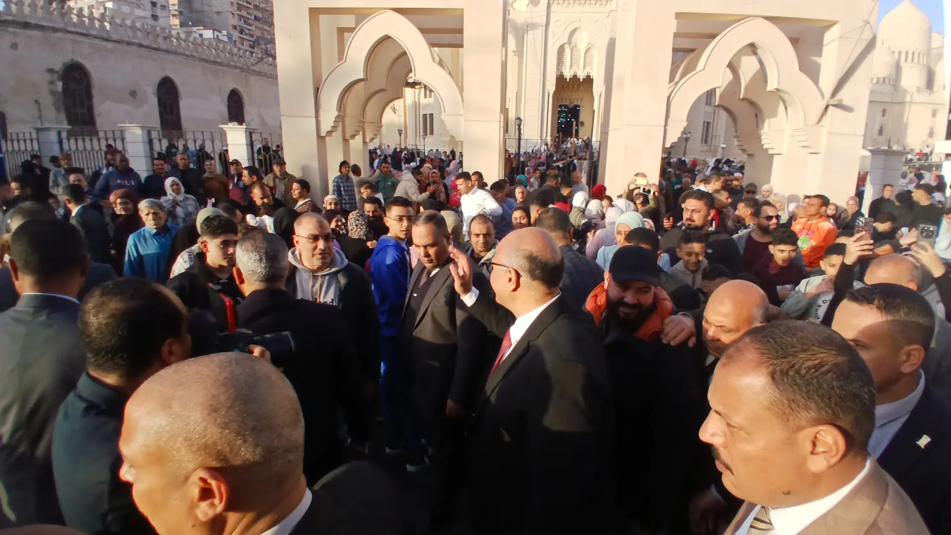 بالصور.. أجواء من البهجة والسرور عقب صلاة عيد الفطر المبارك بالإسكندرية - 1000586601