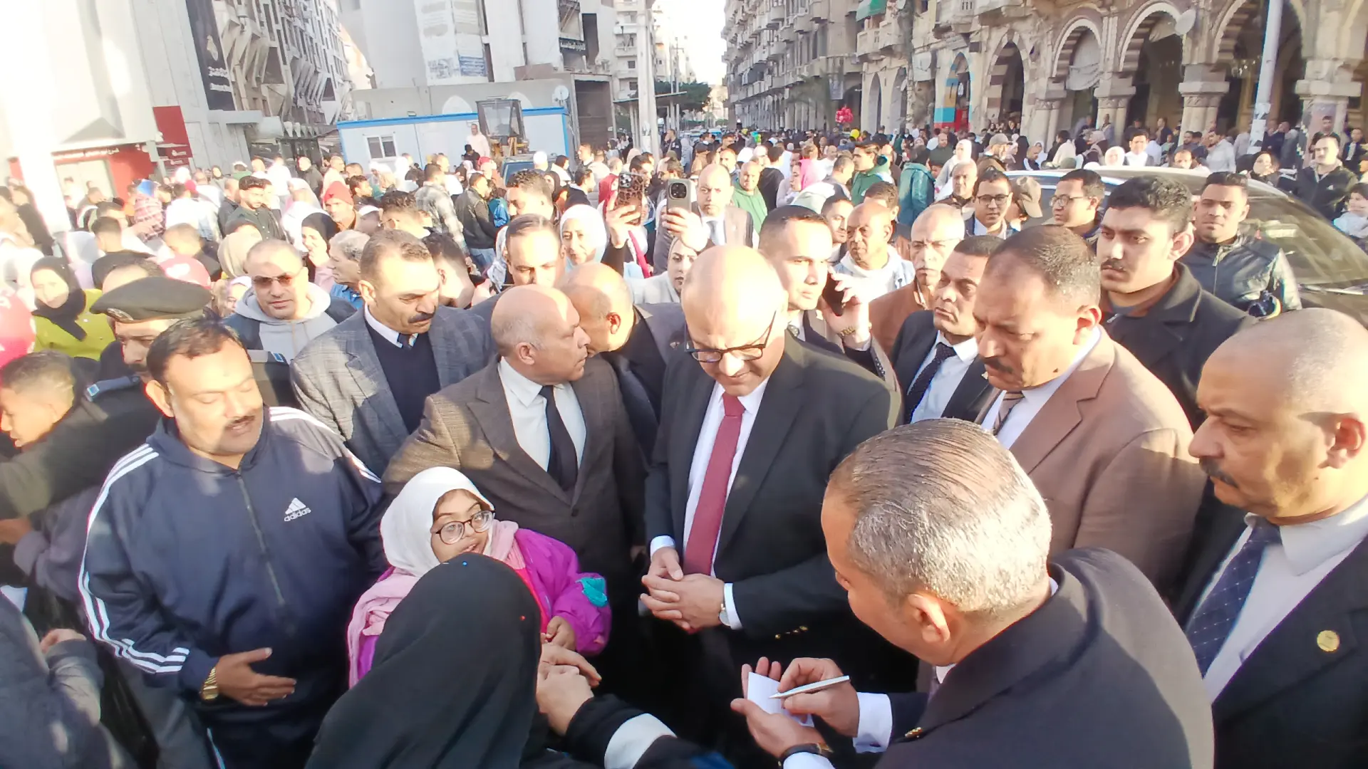 بعد أداء صلاة عيد الفطر.. محافظ الإسكندرية يستمع لشكاوي المواطنين ويلتقط السيلفي معهم - 1000586606