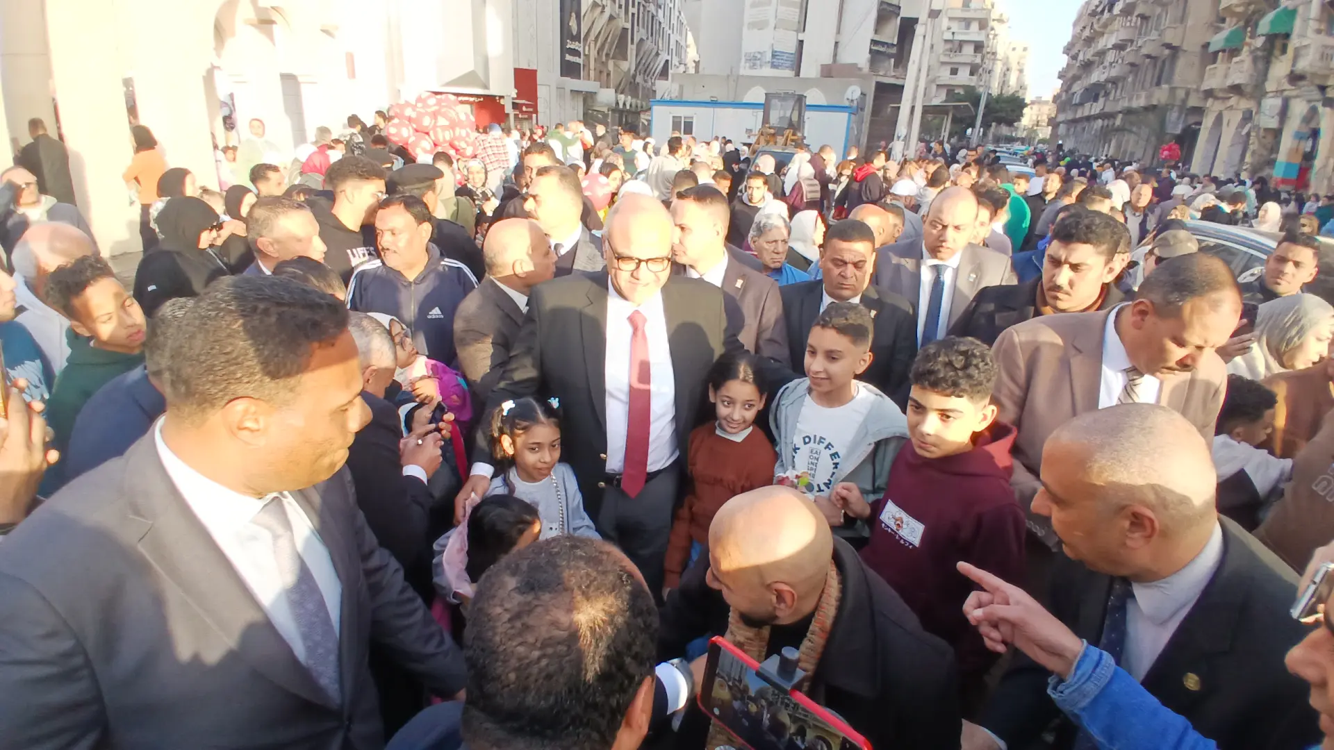 في أجواء إيمانية.. 612 ساحة بالإسكندرية استقبلت الآلاف من المواطنين لأداء صلاة عيد الفطر المبارك - 1000586613