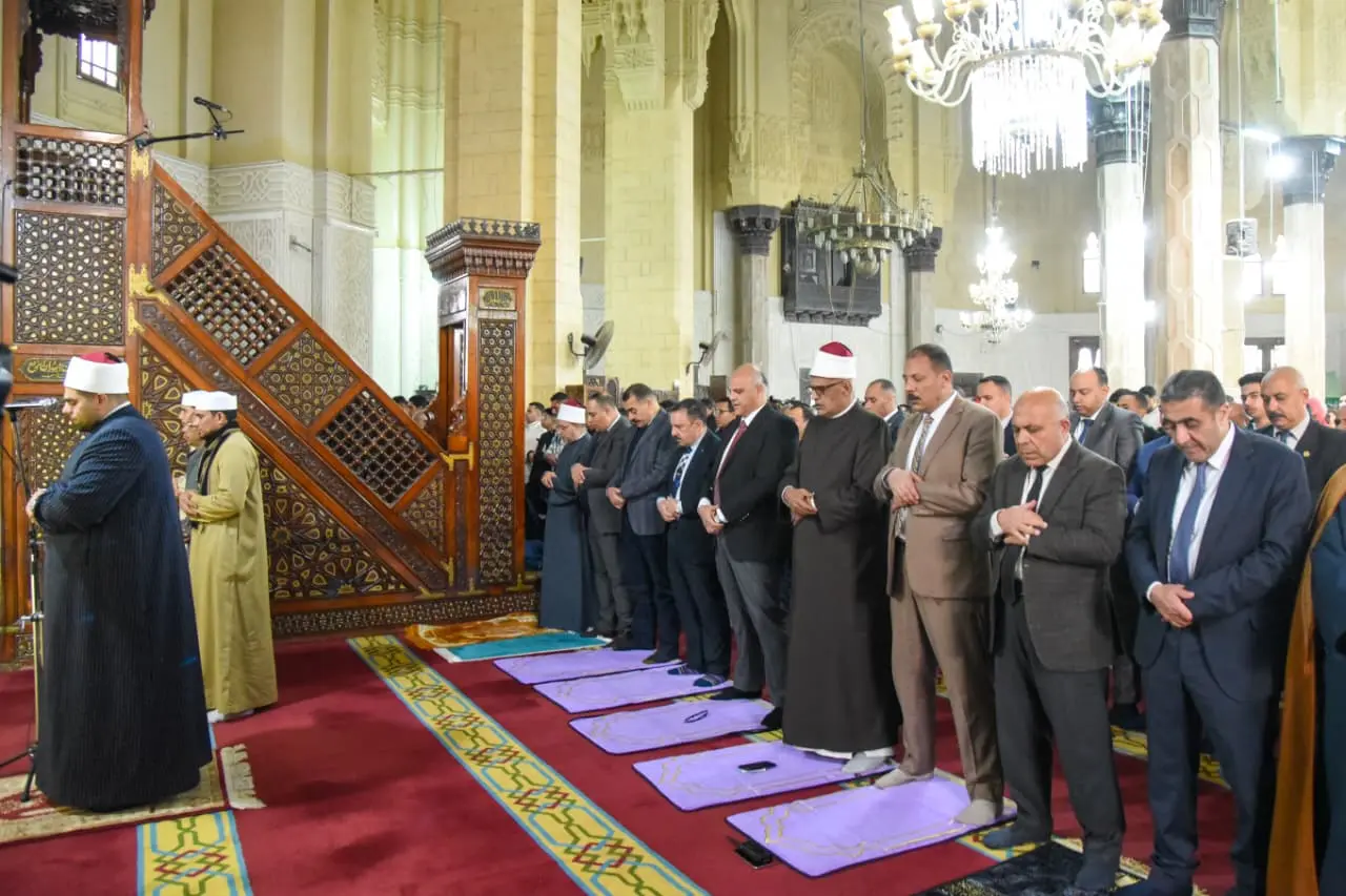 في أجواء إيمانية.. 612 ساحة بالإسكندرية استقبلت الآلاف من المواطنين لأداء صلاة عيد الفطر المبارك - 1000586691