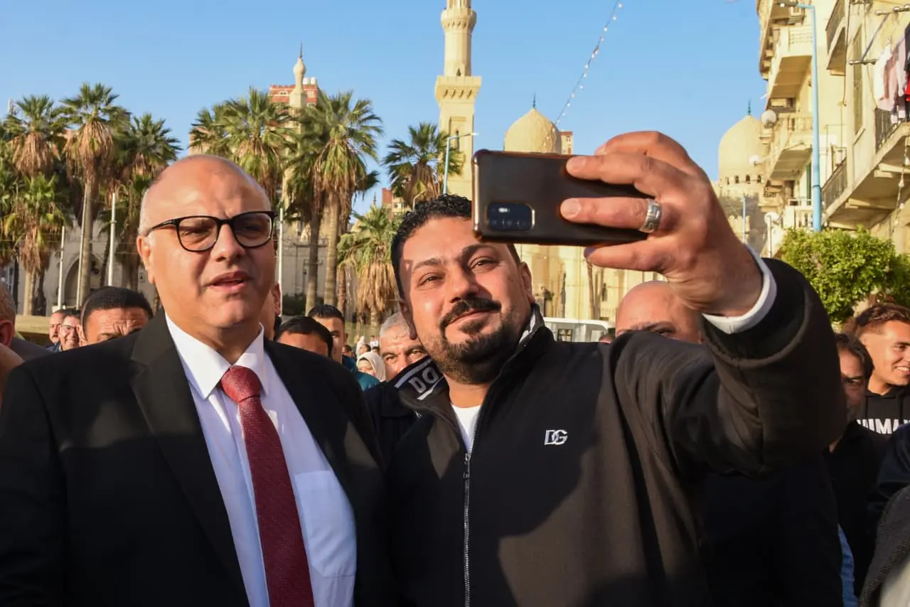 سيلفي المواطنون مع محافظ الإسكندرية يتصدر المشهد صلاة عيد الفطر المبارك - 1000586694