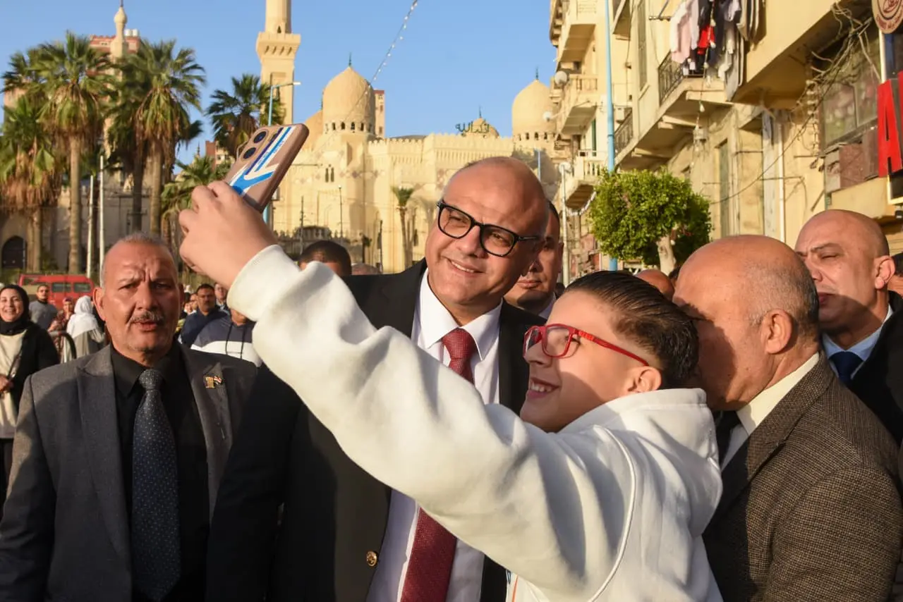 سيلفي المواطنون مع محافظ الإسكندرية يتصدر المشهد صلاة عيد الفطر المبارك - 1000586697