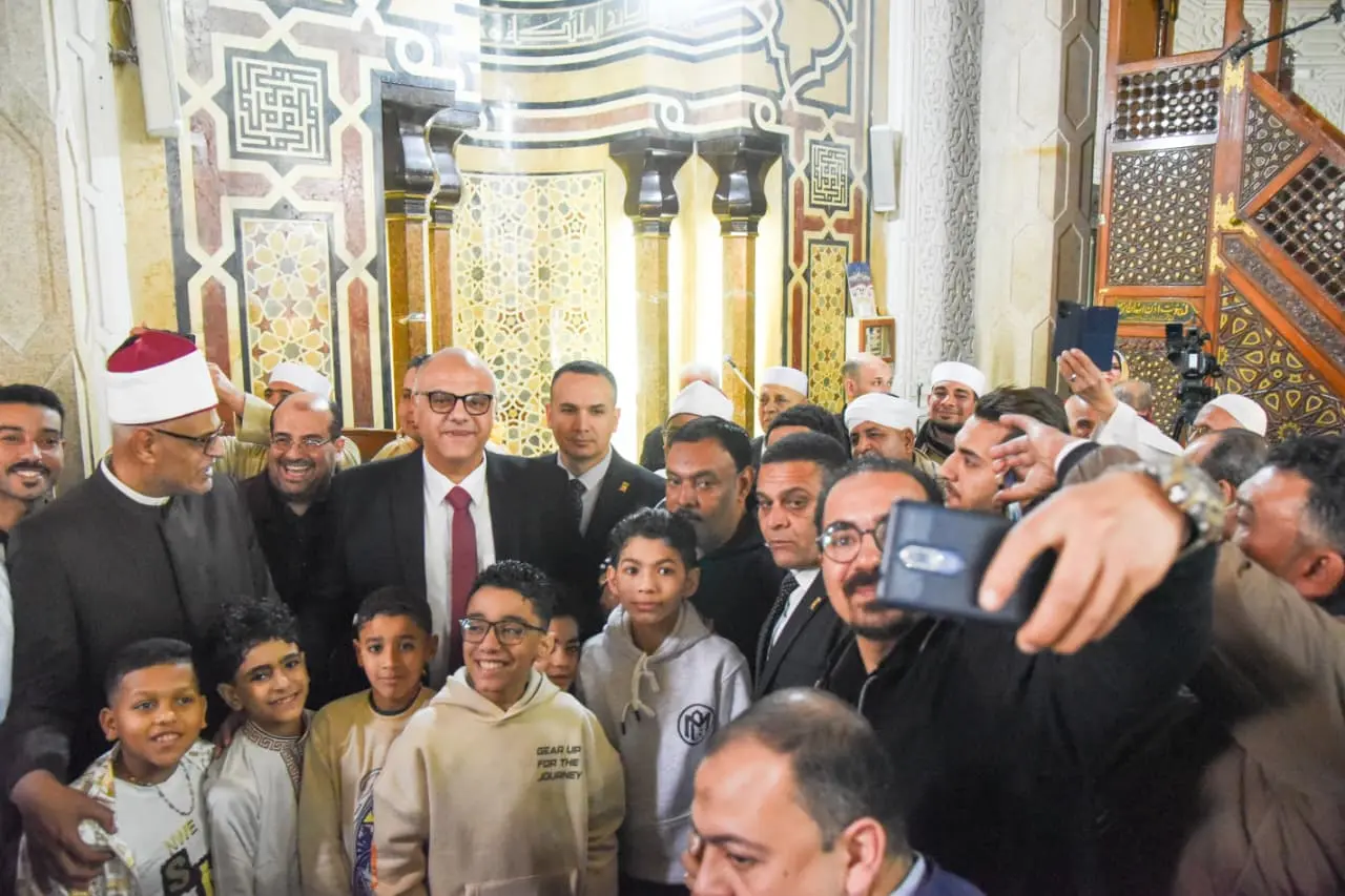 سيلفي المواطنون مع محافظ الإسكندرية يتصدر المشهد صلاة عيد الفطر المبارك - 1000586718