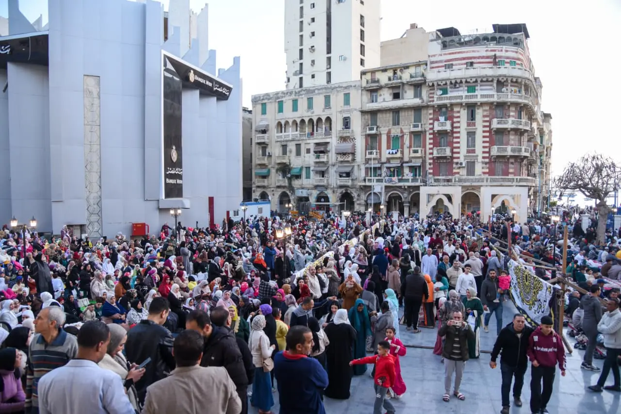 في أجواء إيمانية.. 612 ساحة بالإسكندرية استقبلت الآلاف من المواطنين لأداء صلاة عيد الفطر المبارك - 1000586721