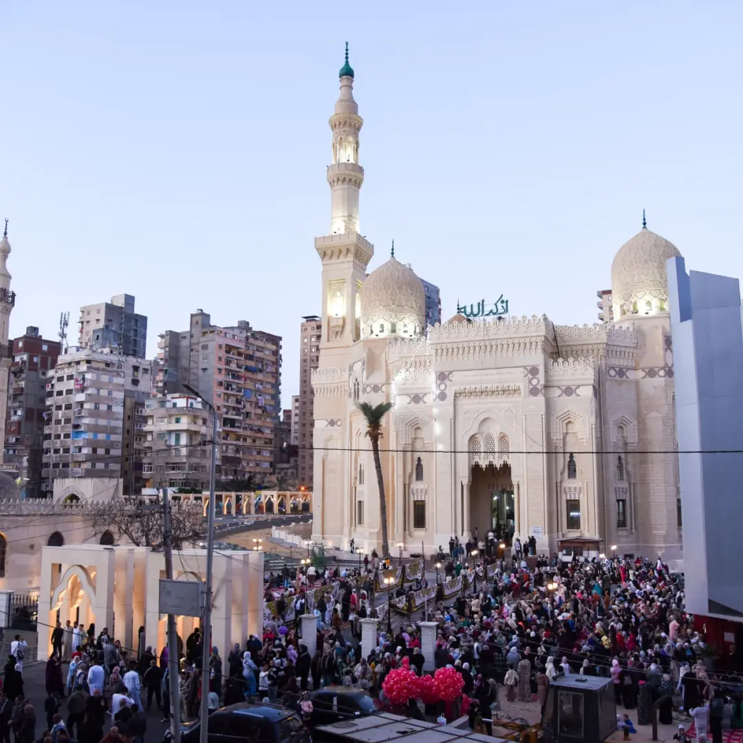 في أجواء إيمانية.. 612 ساحة بالإسكندرية استقبلت الآلاف من المواطنين لأداء صلاة عيد الفطر المبارك - 1000586727