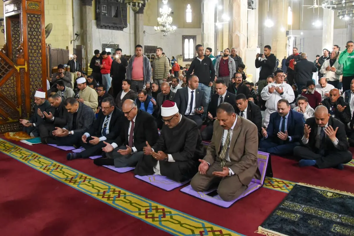في أجواء إيمانية.. 612 ساحة بالإسكندرية استقبلت الآلاف من المواطنين لأداء صلاة عيد الفطر المبارك - 1000586766