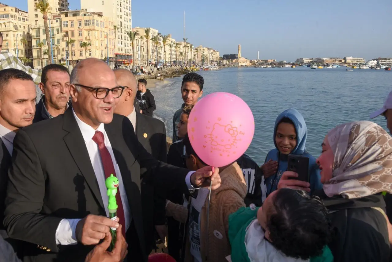 بالصور.. محافظ الإسكندرية يجري جولة على طريق الكورنيش لمشاركة المواطنين فرحة عيد الفطر المبارك - 1000587577