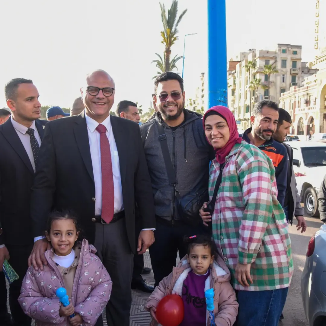 بالصور.. محافظ الإسكندرية يجري جولة على طريق الكورنيش لمشاركة المواطنين فرحة عيد الفطر المبارك - 1000587578