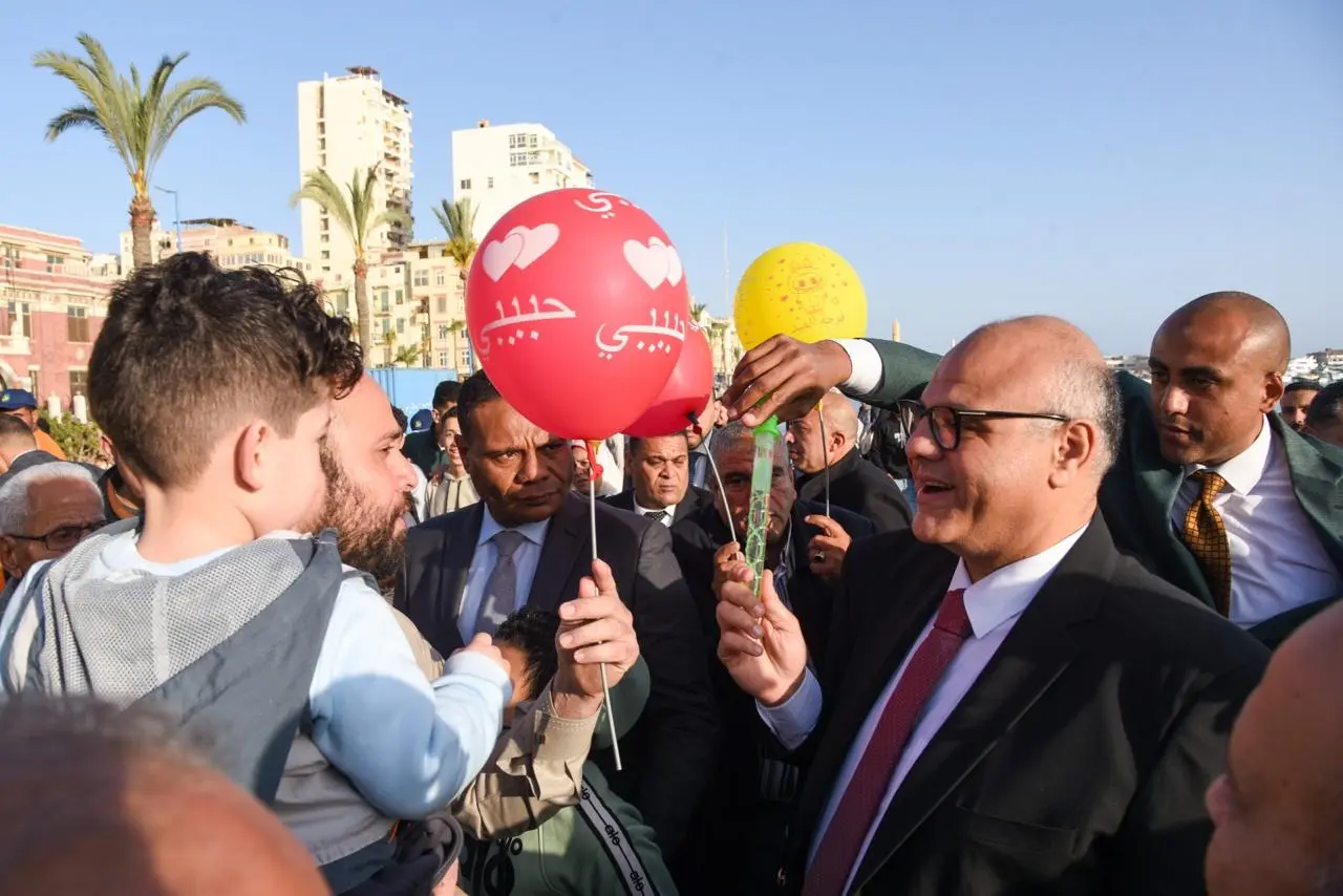 بالصور.. محافظ الإسكندرية يجري جولة على طريق الكورنيش لمشاركة المواطنين فرحة عيد الفطر المبارك - 1000587580