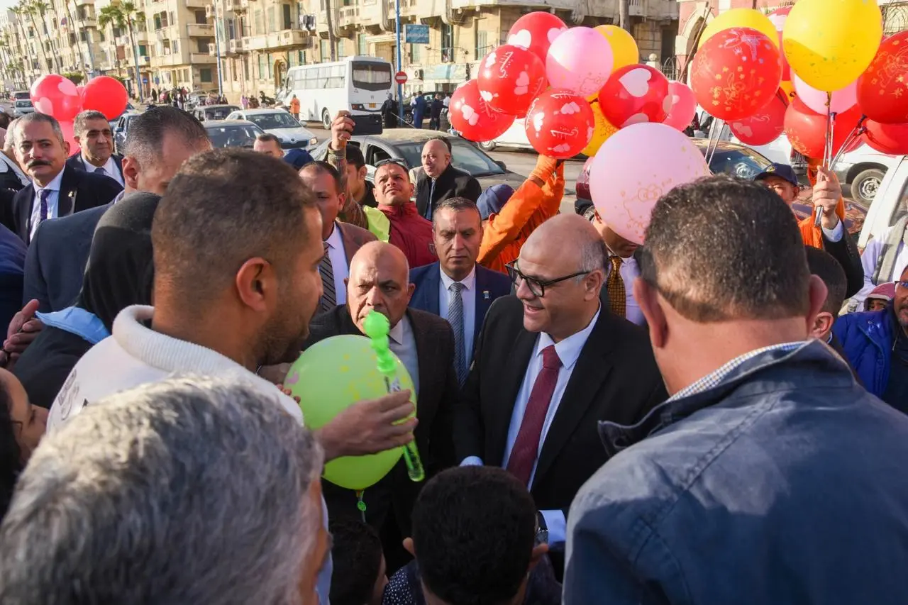 بالصور.. محافظ الإسكندرية يجري جولة على طريق الكورنيش لمشاركة المواطنين فرحة <a href=