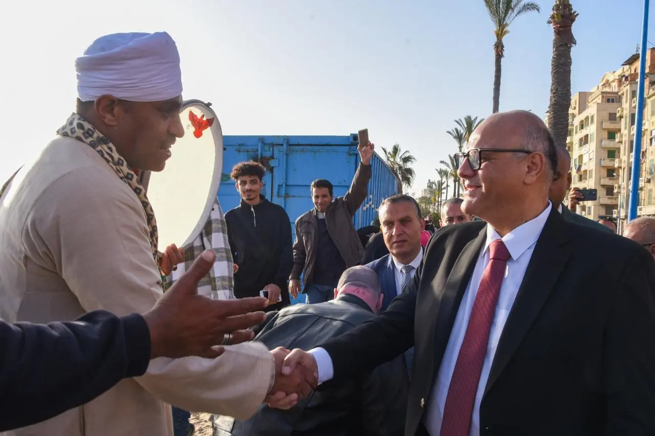 بالصور.. محافظ الإسكندرية يجري جولة على طريق الكورنيش لمشاركة المواطنين فرحة عيد الفطر المبارك - 1000587583