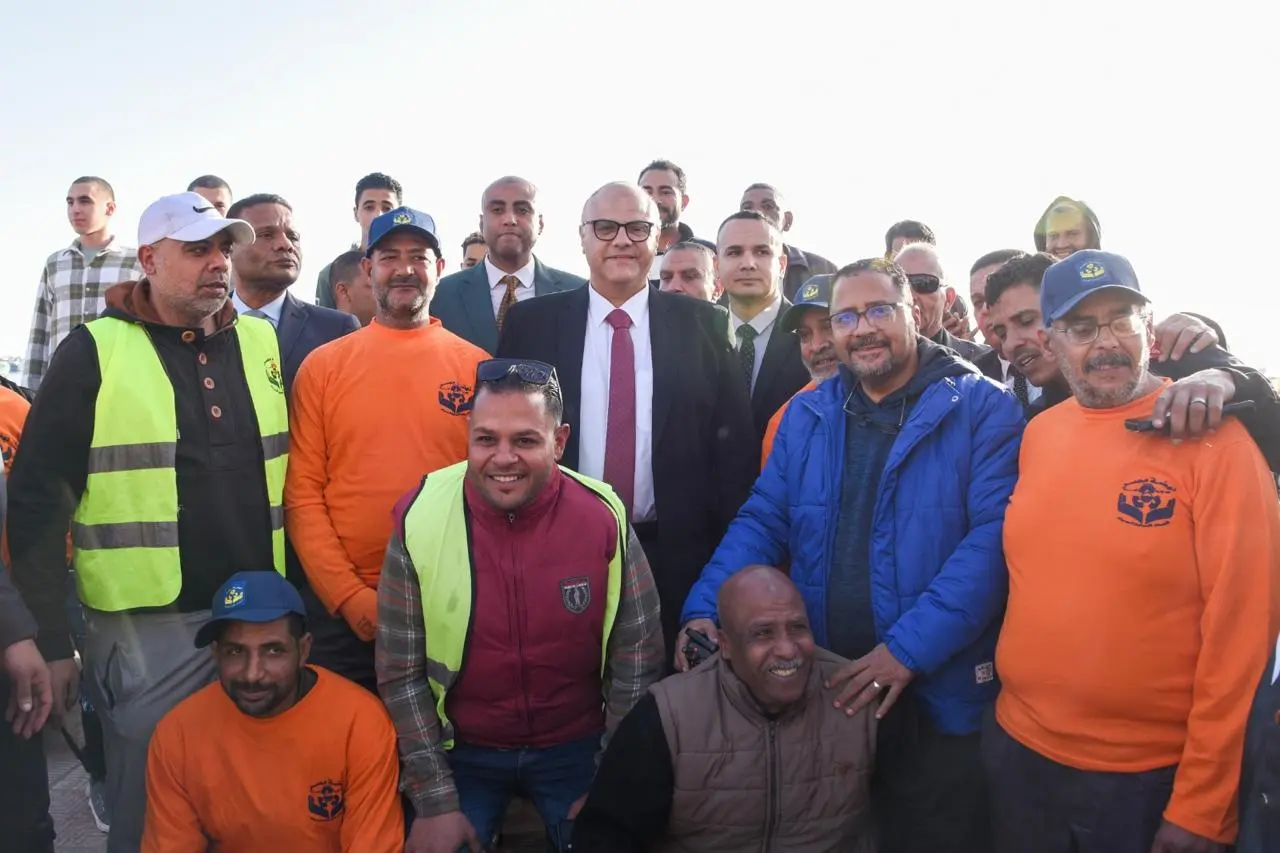 بالصور.. محافظ الإسكندرية يجري جولة على طريق الكورنيش لمشاركة المواطنين فرحة عيد الفطر المبارك - 1000587584