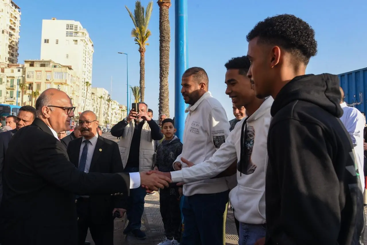بالصور.. محافظ الإسكندرية يجري جولة على طريق الكورنيش لمشاركة المواطنين فرحة عيد الفطر المبارك - 1000587585
