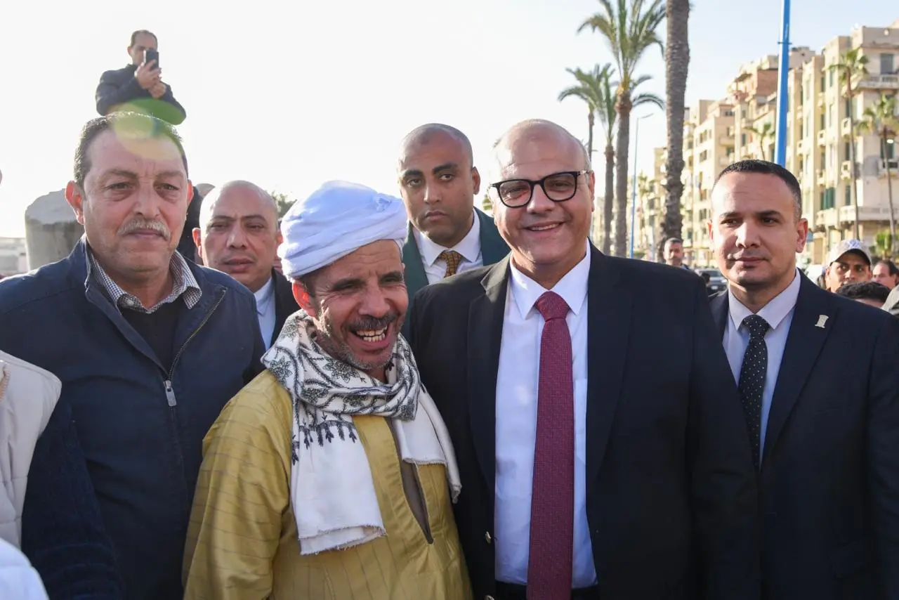 بالصور.. محافظ الإسكندرية يجري جولة على طريق الكورنيش لمشاركة المواطنين فرحة عيد الفطر المبارك - 1000587586