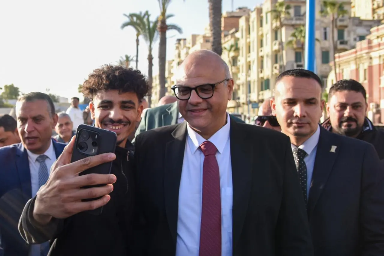 بالصور.. محافظ الإسكندرية يجري جولة على طريق الكورنيش لمشاركة المواطنين فرحة عيد الفطر المبارك - 1000587587