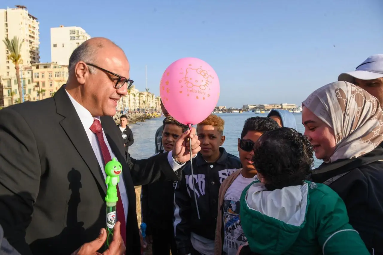 بالصور.. محافظ الإسكندرية يجري جولة على طريق الكورنيش لمشاركة المواطنين فرحة عيد الفطر المبارك - 1000587589