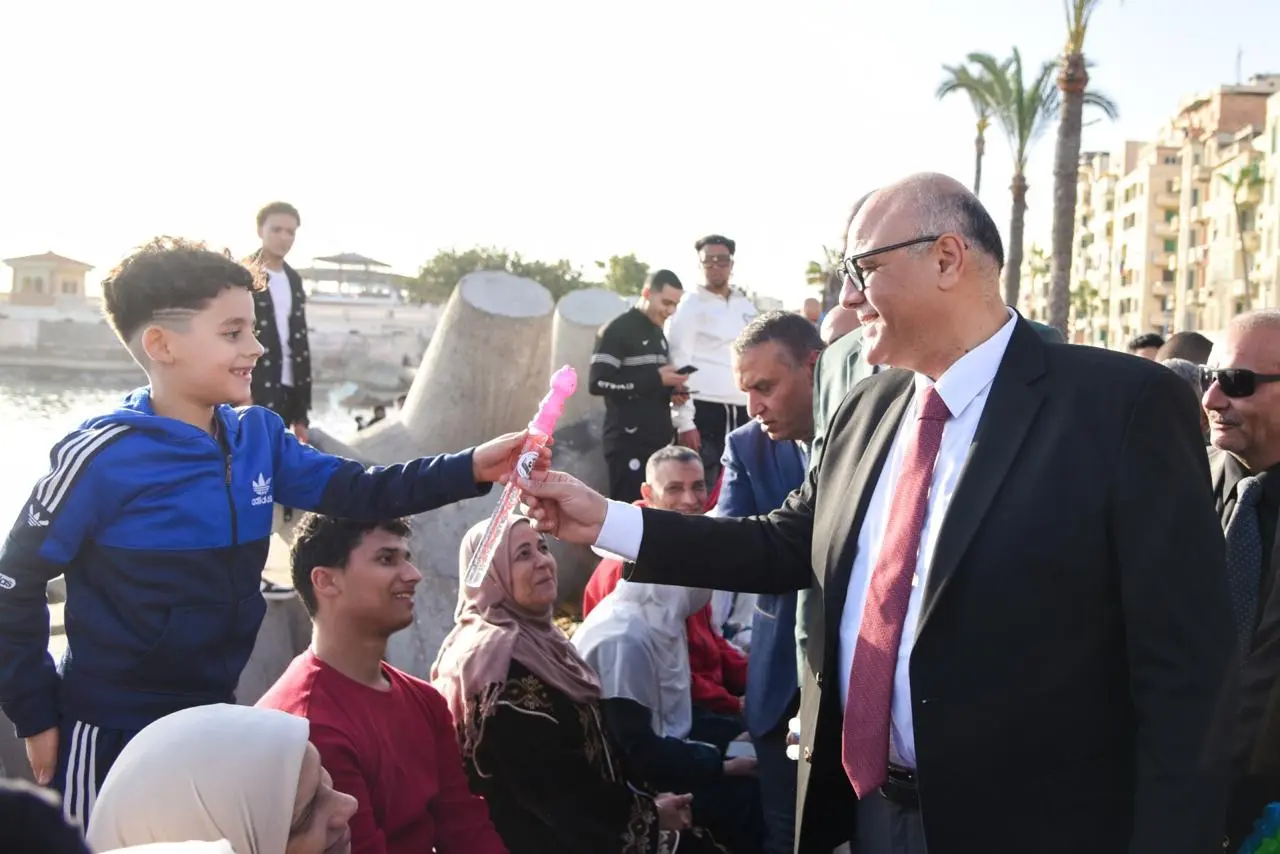 بالصور.. محافظ الإسكندرية يجري جولة على طريق الكورنيش لمشاركة المواطنين فرحة عيد الفطر المبارك - 1000587590