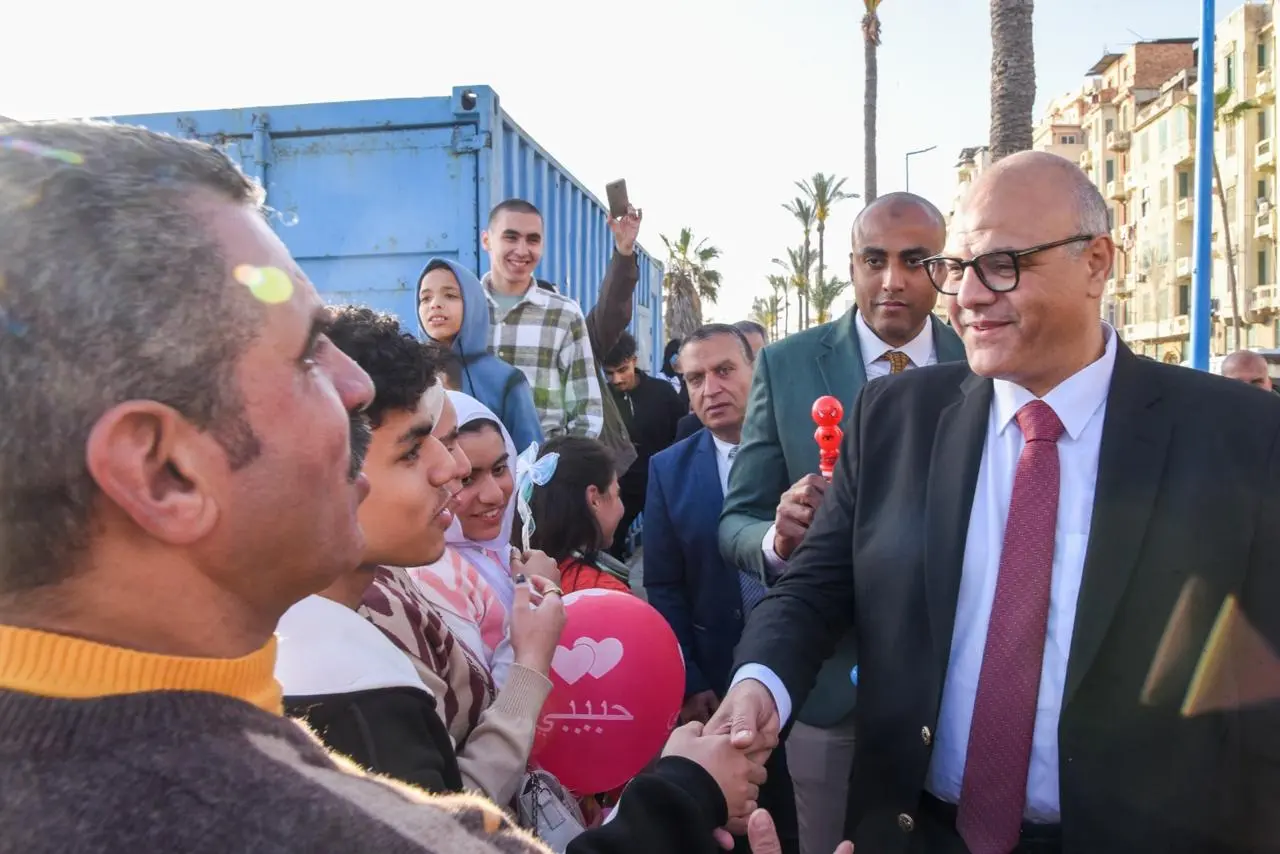 بالصور.. محافظ الإسكندرية يجري جولة على طريق الكورنيش لمشاركة المواطنين فرحة عيد الفطر المبارك - 1000587591