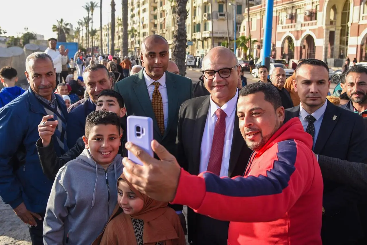 بالصور.. محافظ الإسكندرية يجري جولة على طريق الكورنيش لمشاركة المواطنين فرحة عيد الفطر المبارك - 1000587592